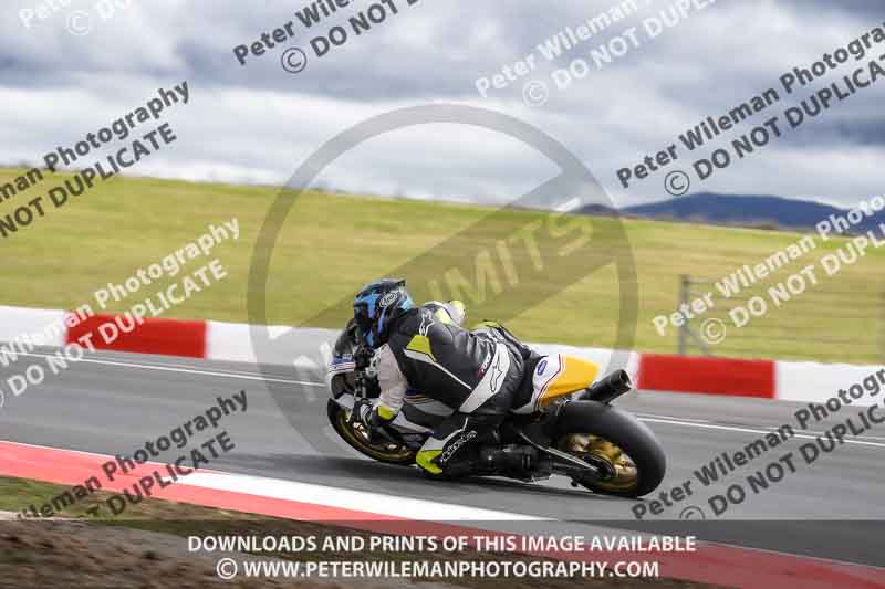 cadwell no limits trackday;cadwell park;cadwell park photographs;cadwell trackday photographs;enduro digital images;event digital images;eventdigitalimages;navarra;no limits trackdays;peter wileman photography;racing digital images;trackday digital images;trackday photos